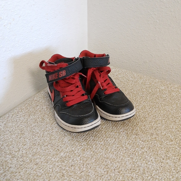 Nike SB Black And Red Sneakers